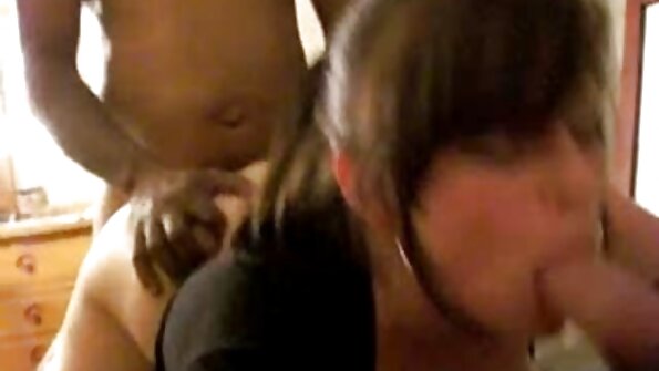 כוכבת פורנו סקסית סרטי סקס לצפיה חינם לגמרי מתגרה בזין שחור גדול עם הפנים שלה