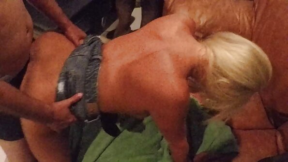 בריטני אמבר עם צורות סרטי סקס אונס חינם ענק וויברטור רוכבת על הפין במיטה
