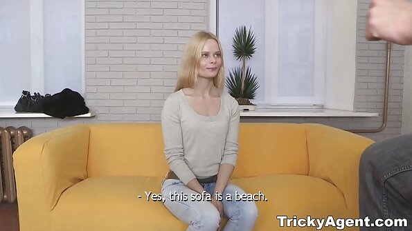 בלונדינית קצרת שיער רוכבת על זין בטנדר בסרטון סרטי סקס ישראלים חינם הזה