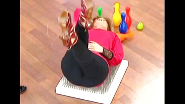 מינקס קטנה ורזה משחקת עם הדילדו הוורוד הגדול שלה סקס תותה חינם על המיטה