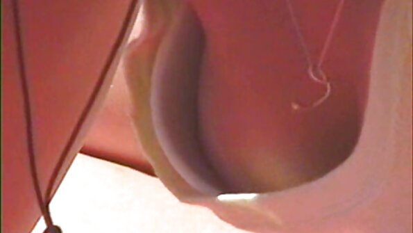 מותק ברונטית עם ציצים טבעיים יפים מאוננת סרטי סקס לסביות חינם
